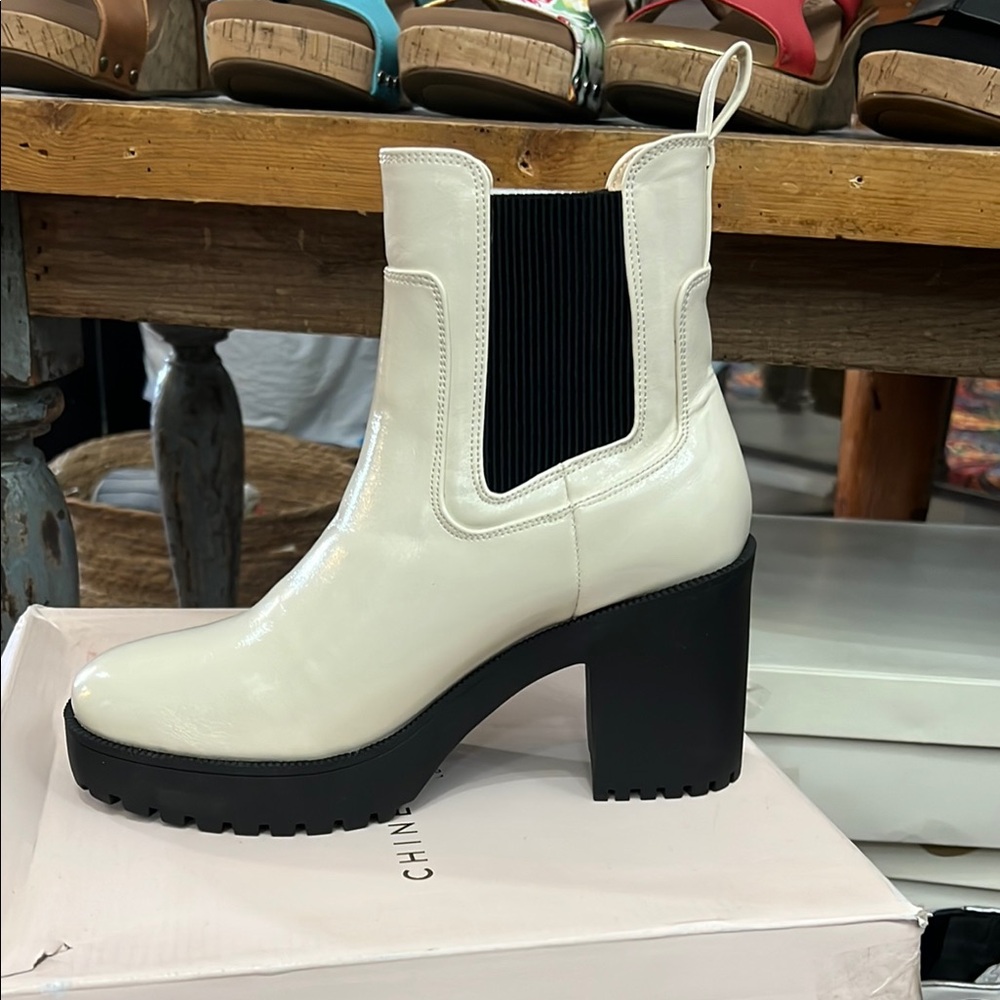 Chinese Laundry White and Black Chunky Heel Chelsea Boots - Picture 2 of 7